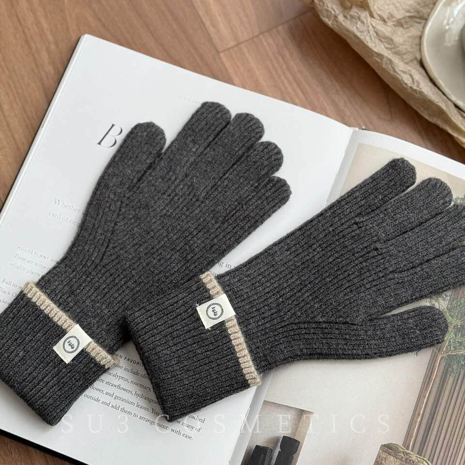 主打一个好质量 网上翻下类似美图 我还没咋拍 好看又保暖的手套