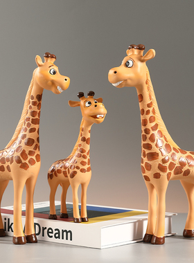 一家四口长颈鹿摆件简约现代客厅玄关玻璃展示酒柜儿童房间装饰品