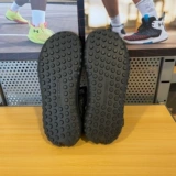 Анма Уа мужской отдых на открытом воздухе поднимается густыми спортивными сандалиями на пляже плода 3026937