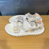 Анма Уа мужской отдых на открытом воздухе поднимается густыми спортивными сандалиями на пляже плода 3026937