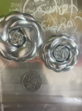 原创设计山茶花黑白胸针