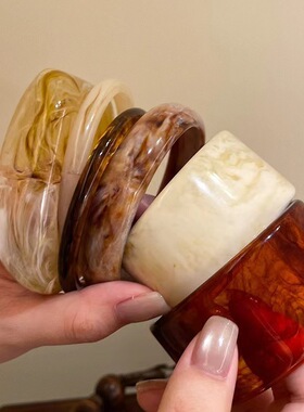 亚克力光滑亮面醋酸手镯琥珀色复古手饰百搭现代时尚感纹理配饰