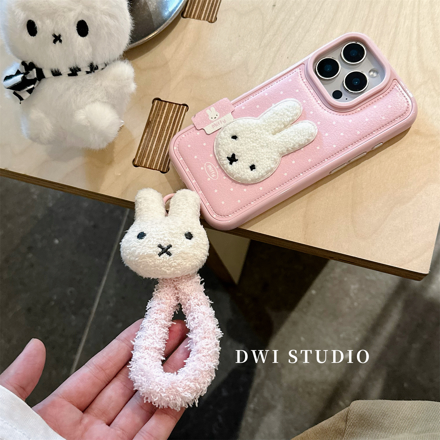 DWI STUDIO可爱波点米菲毛绒刺绣挂绳手机壳17promax全包AI按键适用苹果16promaxiPhone16壳15/14 - 图1