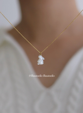 Basstudio原创设计玉兔白贝壳项链锁骨链钛钢镀18K金不掉色望月兔