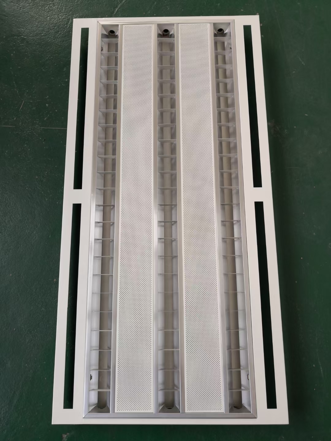 新款新中央空调灯盘集成吊顶600t8t5led日光灯孔灯出风格栅灯新款 - 图0