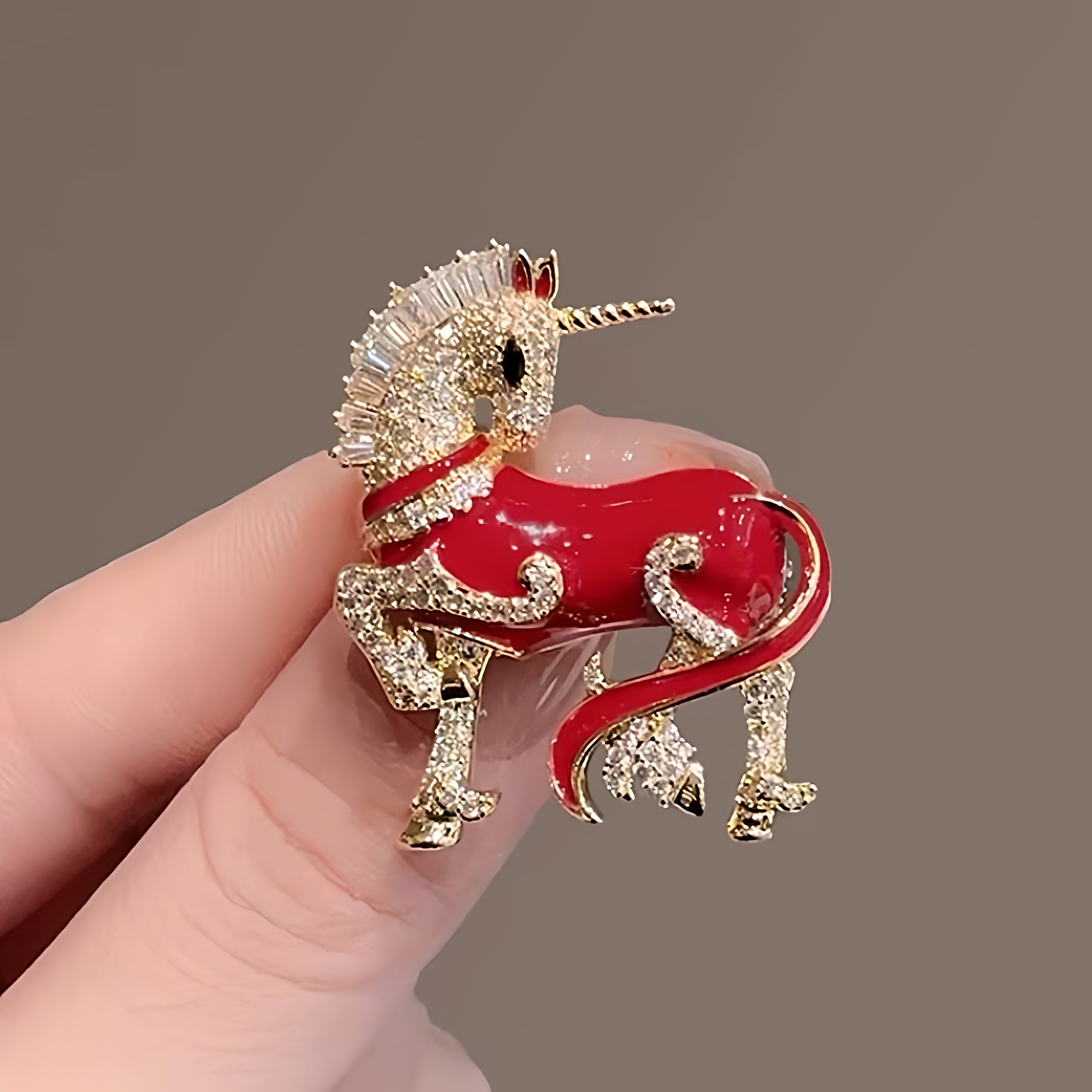 独角兽闪钻小马胸针女马年红色精致设计感胸花别针配饰品新年礼物,淘宝优惠券,粉丝福利购,淘宝优惠卷