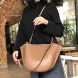 Вместительная и большая кожаная сумка через плечо на одно плечо, из натуральной кожи