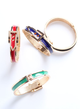 红黑紫色皮带形状时尚风首饰品