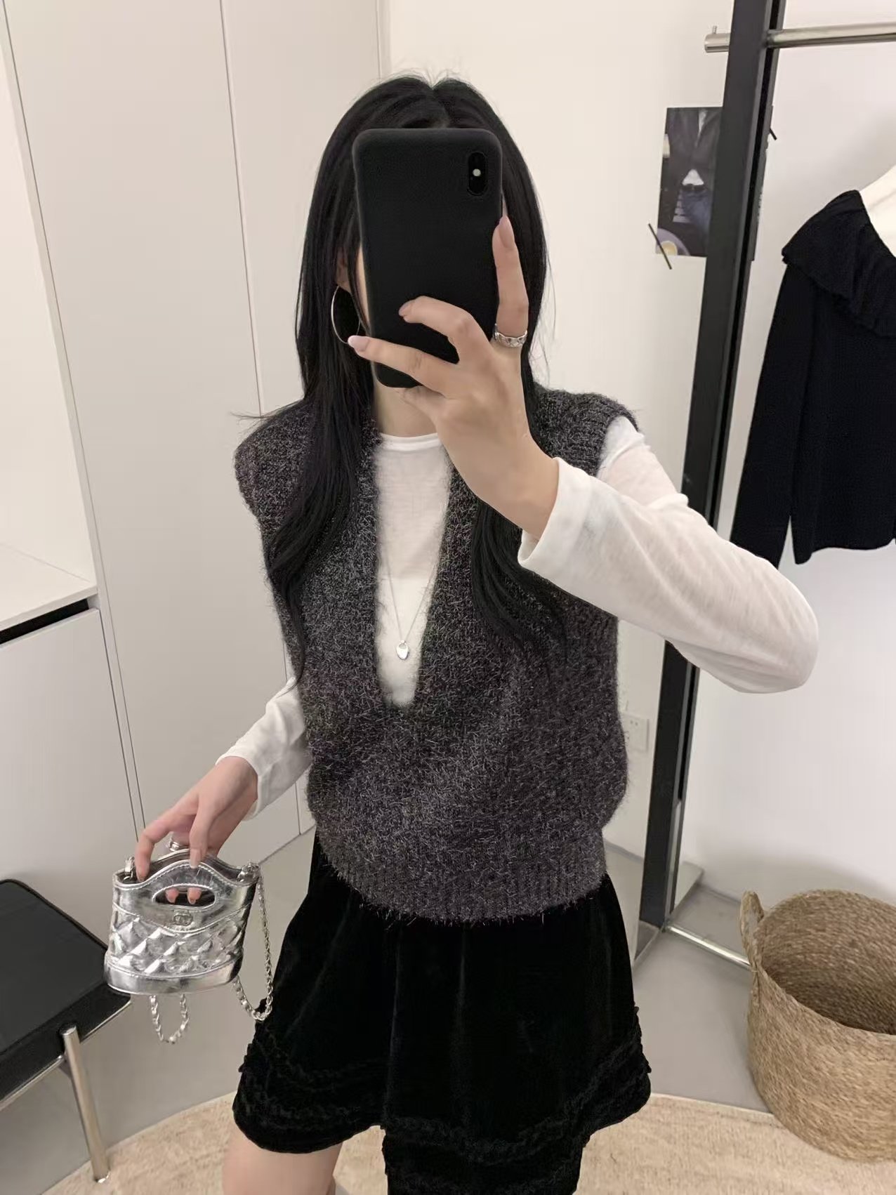 韩系亮丝深V领针织马甲长袖T恤两件套女装百搭叠穿2026早春新款,淘宝优惠券,粉丝福利购,淘宝优惠卷