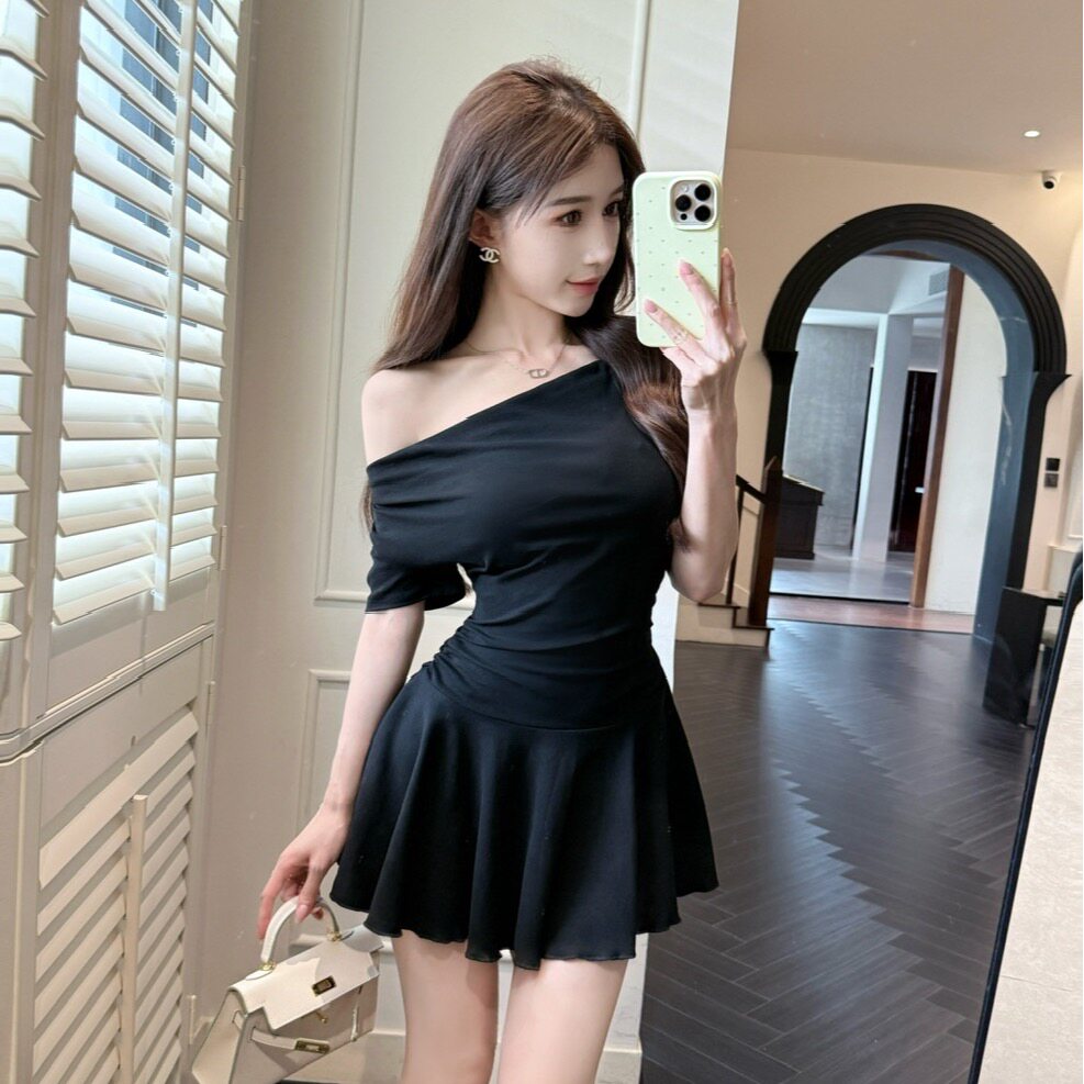 2025新款时尚露肩斜肩褶皱收腰短裙气质显瘦性感短袖大摆连衣裙女
