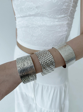 宽版做旧复古暗纹手镯