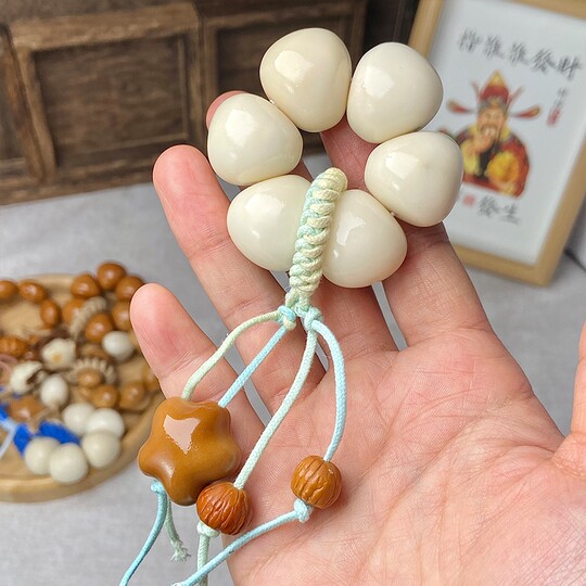 Carved large intestine with ivory fruit and cute hand-twisted garlic cloves
