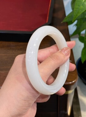 新疆和田玉且末羊脂白玉泥鳅背油润带证书