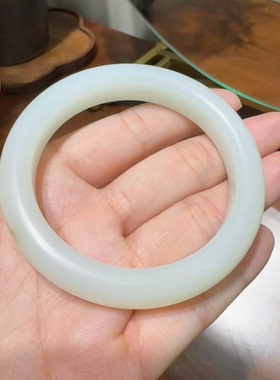 且末羊脂白玉手镯油润细腻泥鳅背