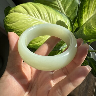 新疆和田玉于田暖白手镯宽胎泥鳅背手镯油润细腻带证书