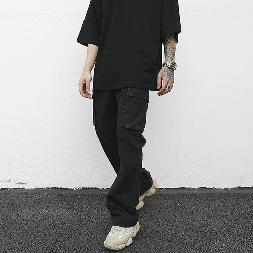 Европейское и американское вымывание песчаного песка на высоких улицах -это старое камуфляжное галерея галерея брюк. Те же модели свободных широко раскрытых брюк