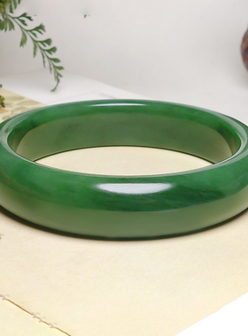 收藏级和田碧玉菠菜绿女款玉镯