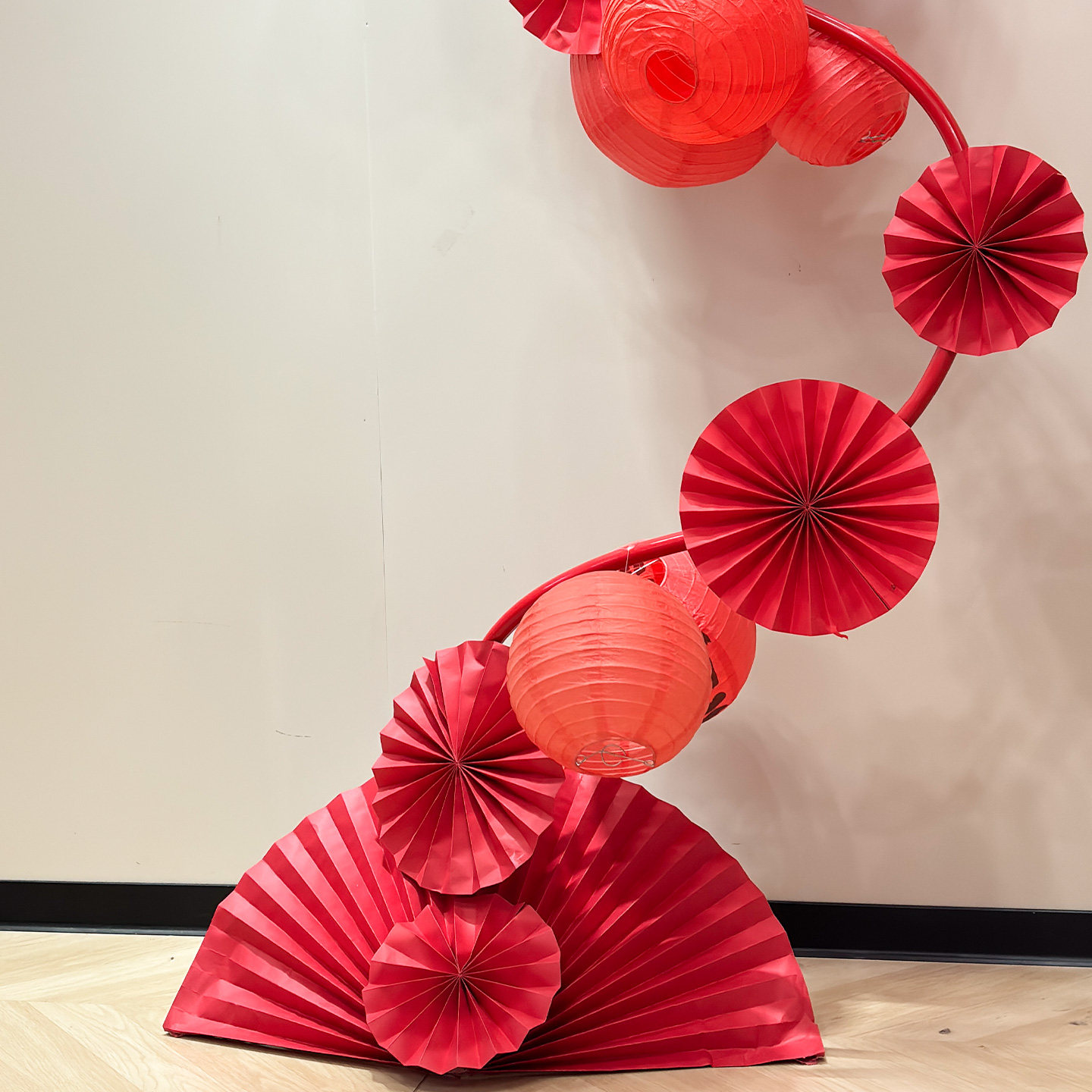 新年春节创意橱窗布置场景装饰红灯笼纸扇花氛围商场美陈道具女装,淘宝优惠券,粉丝福利购,淘宝优惠卷