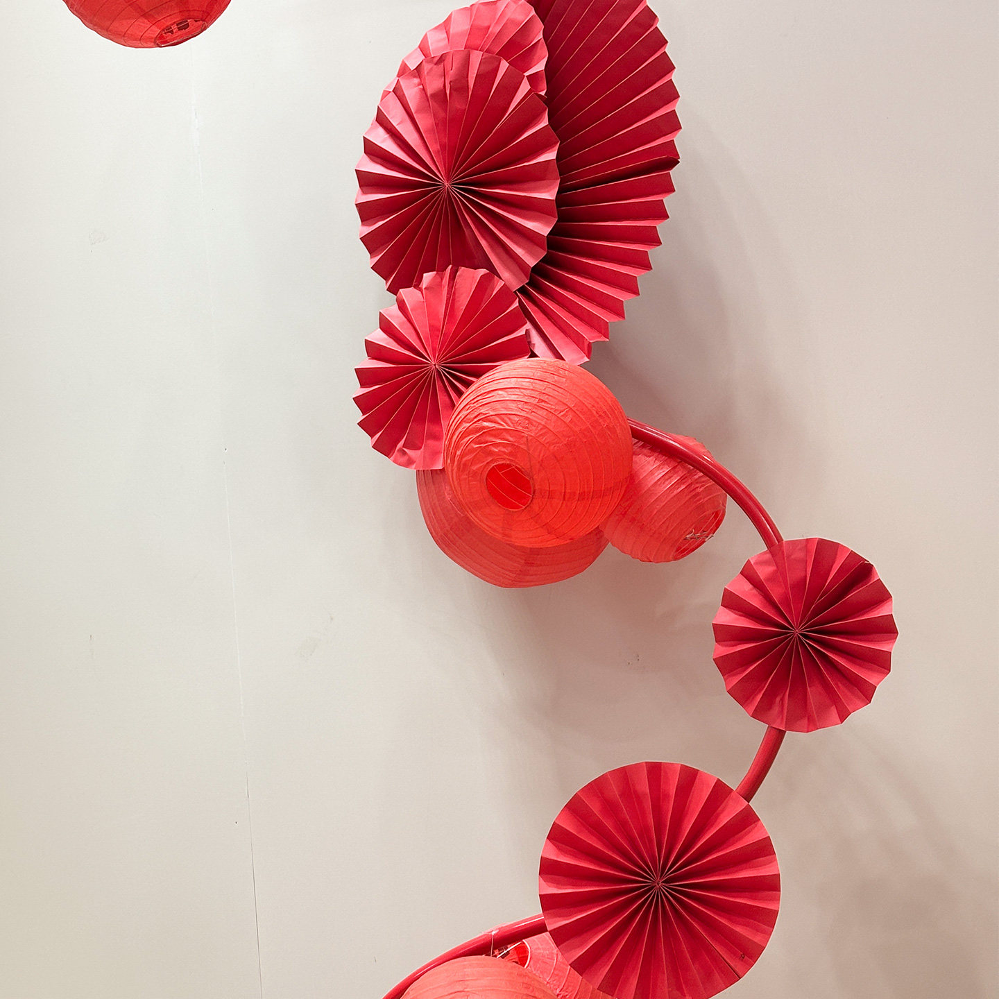 新年春节创意橱窗布置场景装饰红灯笼纸扇花氛围商场美陈道具女装,淘宝优惠券,粉丝福利购,淘宝优惠卷