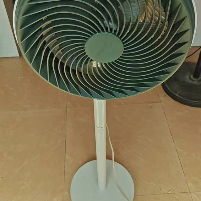 Midea Circulation Fan remotely controls up and down long distance to deliver air