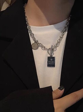 小众轻奢简约字母吊坠项链女百搭钛钢不掉色ins嘻哈锁骨链ins风