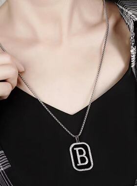 2025秋冬新款满钻B字母钛钢项链 个性嘻哈黑色满钻字母吊坠毛衣链