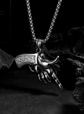 2025秋冬新款手枪吊坠钛钢项链潮人嘻哈个性双面搞怪手指枪毛衣链