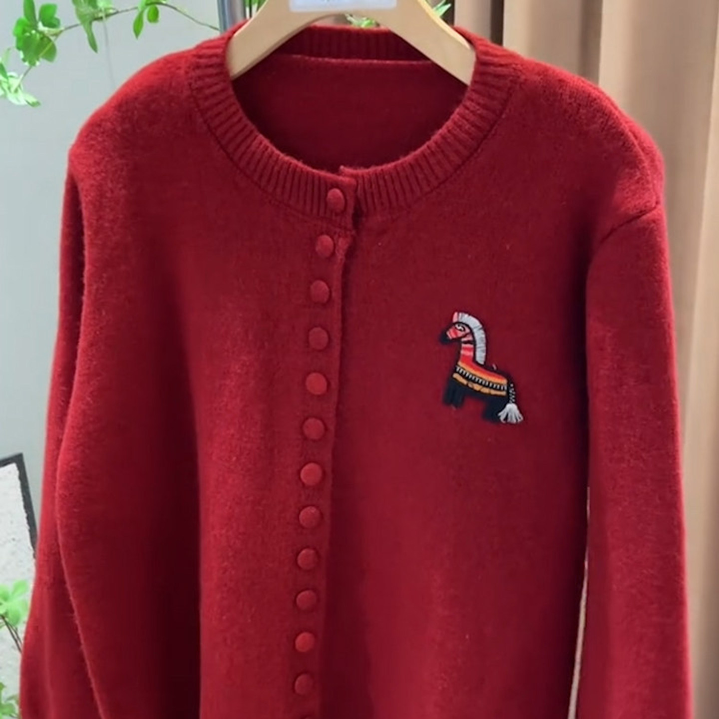 秋冬季新年小马刺绣圆领针织开衫女装超好看洋气红色毛衣外套小衫,淘宝优惠券,粉丝福利购,淘宝优惠卷