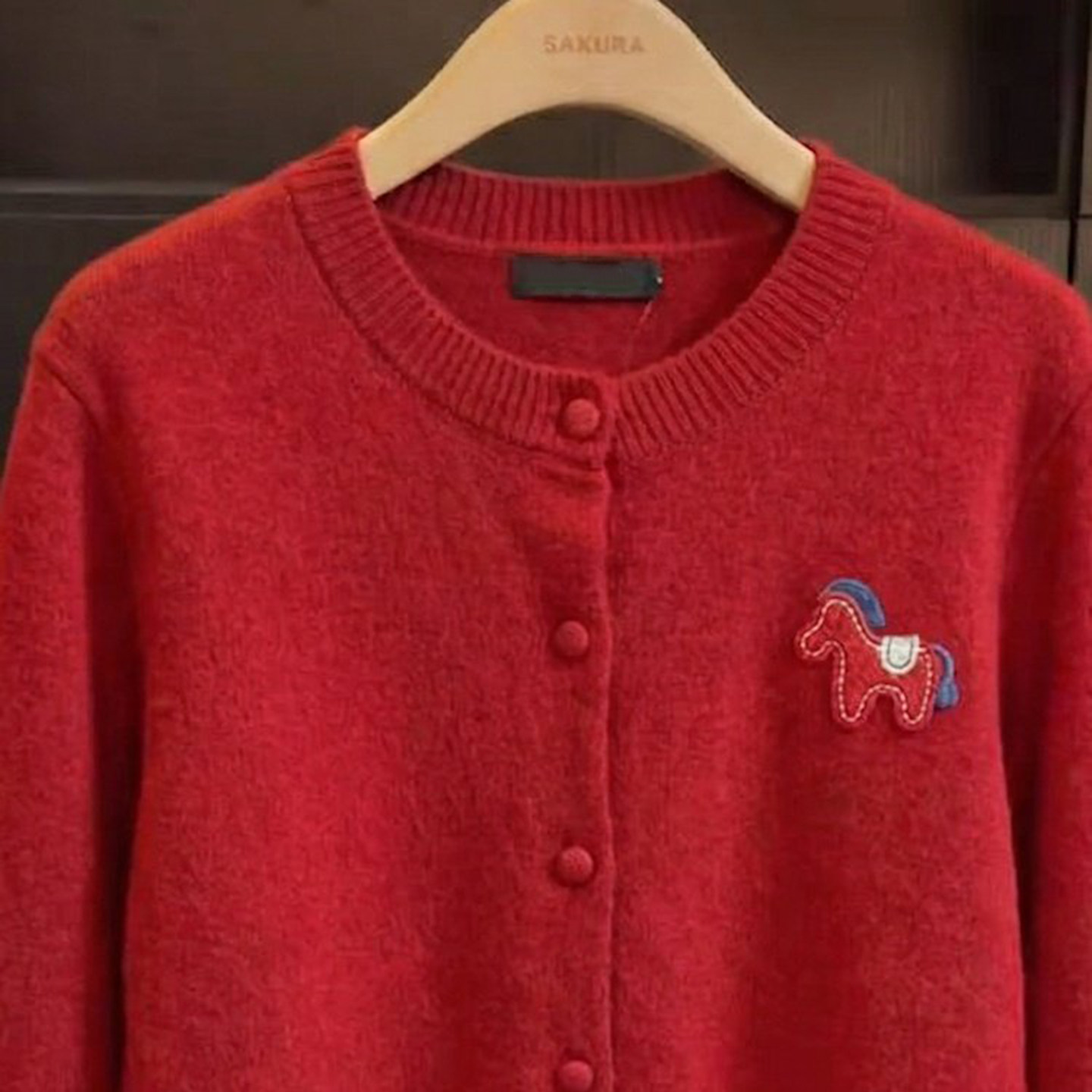 新年衣服红色小马刺绣圆领针织开衫女2026秋冬百搭高级感毛衣小衫,淘宝优惠券,粉丝福利购,淘宝优惠卷