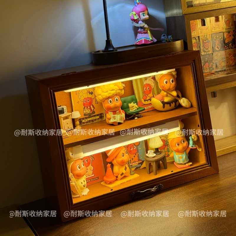 星星人手办展示盒实木复古带灯展示柜泡泡玛特美味时刻盲盒收纳 - 图0