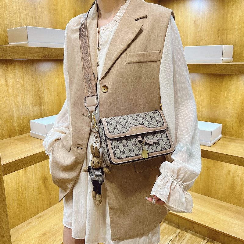 网红包包女2025春季新款潮时尚复古宽带小方包高级质感单肩斜挎包,淘宝优惠券,粉丝福利购,淘宝优惠卷