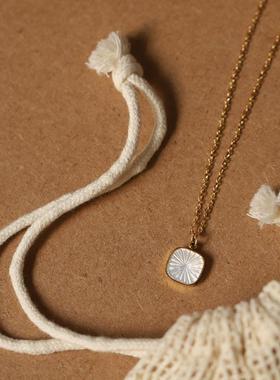 小众INS风非洲菊民族风花纹贝壳雕刻项链锁骨链   KG