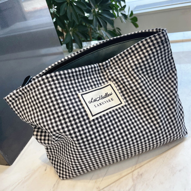 Large capacity portable black and white plaid zipper makeup bag