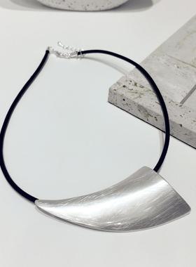 拉丝三角形几何黑绳项链