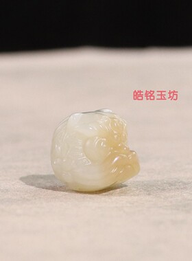 和田玉糖白玉醒狮双色玉石挂件