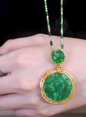 圆满天然一片青山绿水平安扣圆牌金色吊坠镶嵌阳绿无事牌高级挂件