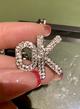 小众设计字母项链深圳洋洋潮牌服饰潮流配饰气质轻奢时尚镶嵌项链