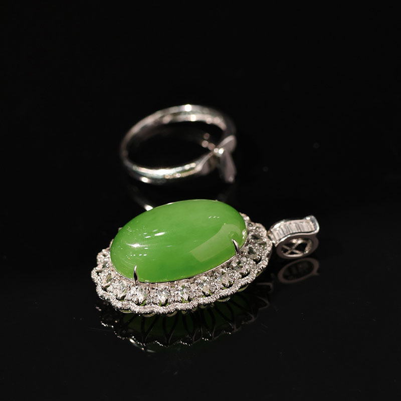 Fashionable Hetian jade gold and jade necklace for wife