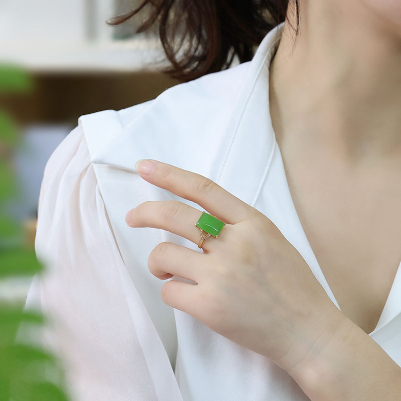 Fashion trendy Hetian jade gold inlaid hand jewelry for mom