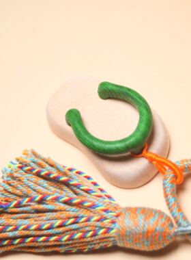 创意木质人字拖治愈流苏钥匙扣