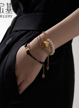 潮宏基顽石-三角LP黄金手链