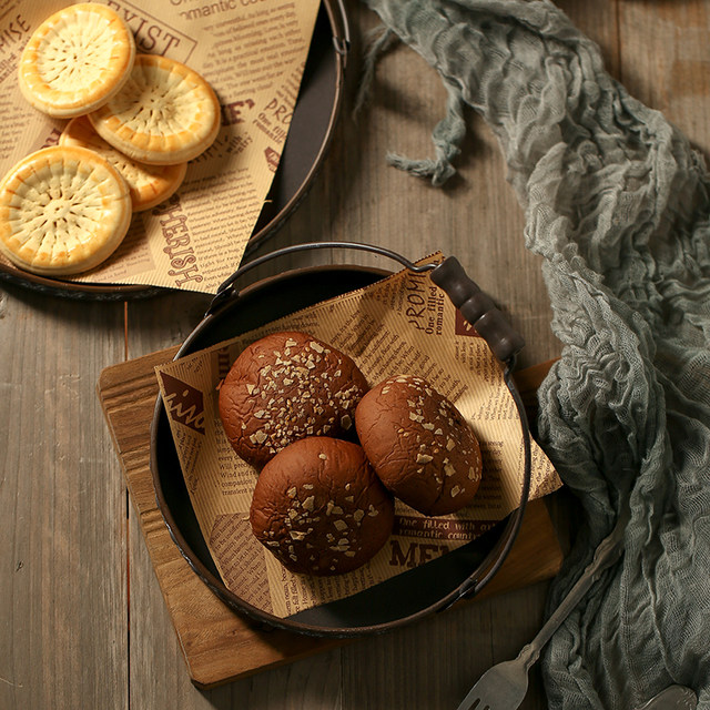 Retro tray made of old wrought iron plate bread plate fruit plate round shape handle tray shooting props food decoration