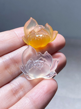 纤纤素手高冰玛瑙荷花吊坠