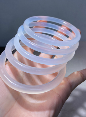 纤纤素手白冰玛瑙玉髓细圆条手镯