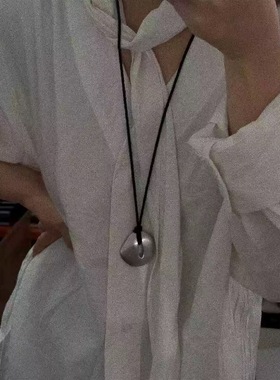 秋冬极简时髦银色拉丝工艺不规则金属片吊坠项链搭配黑色毛毛流苏