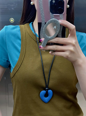 2025春夏新款个性彩色火山石镂空爱心搭配黑色皮绳项链毛衣链