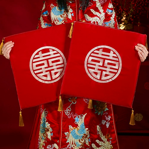 Свадебная на коленях на коленях, чтобы изменить подушку чая, красный китайский мотыга, поклоняться небесам и земле, пара свадебных невест