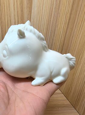 定瓷陶瓷小马摆件造型可爱釉面光洁做工精致全新未用