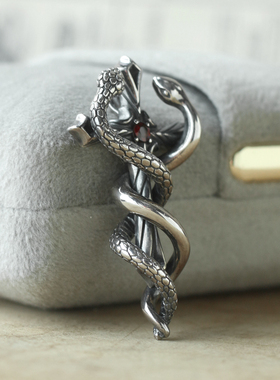 纯银欧美十字盘蛇护身手杖吊坠