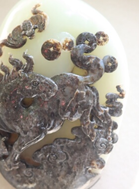 和田玉黑皮籽料聚黑皮马手玩件